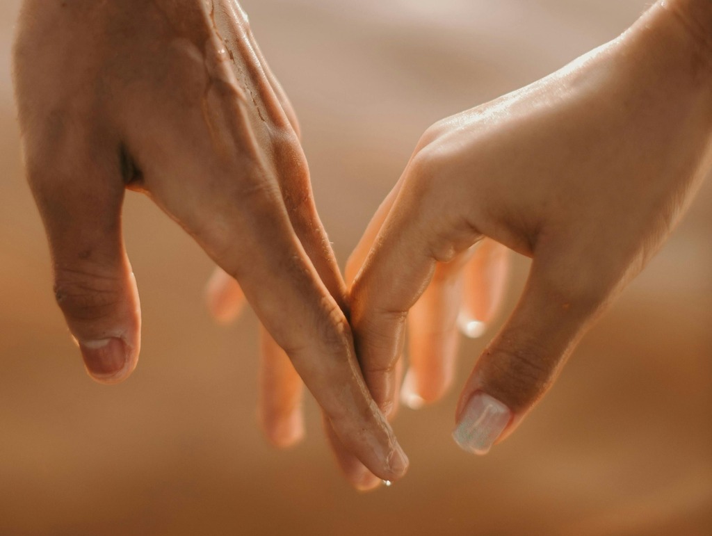 mannen en vrouwenhand zoeken liefdevol contact door elkaars vingers aan te raken